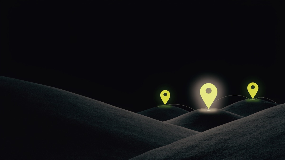 Drei leuchtende chartreuse-grüne Karten-Pins über dunklen Hügeln, der mittlere am hellsten — Sinnbild für das Google Local Pack mit seinen drei Einträgen.